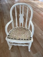 Mecedora infantil vintage de madera y floral blanca retro