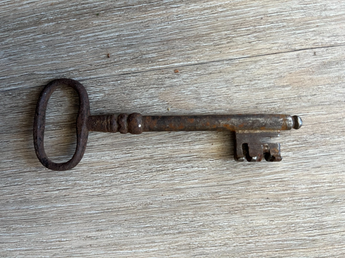 two ornate 18th century locks with brass cover plate and one iron key - Picture 6 of 11