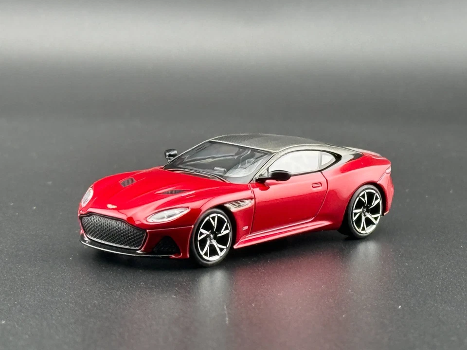 Mini GT Aston Martin DBS - Hyper Red #1065 1/64 Foto 3 de 4