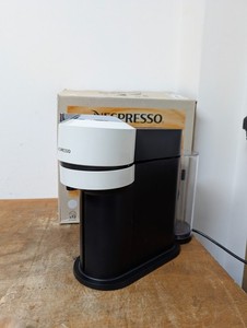 Nespresso Vertuo Next Kaffeekapsel Pod Maschine - Weiß & Schwarz Originalverpackt DEFEKT