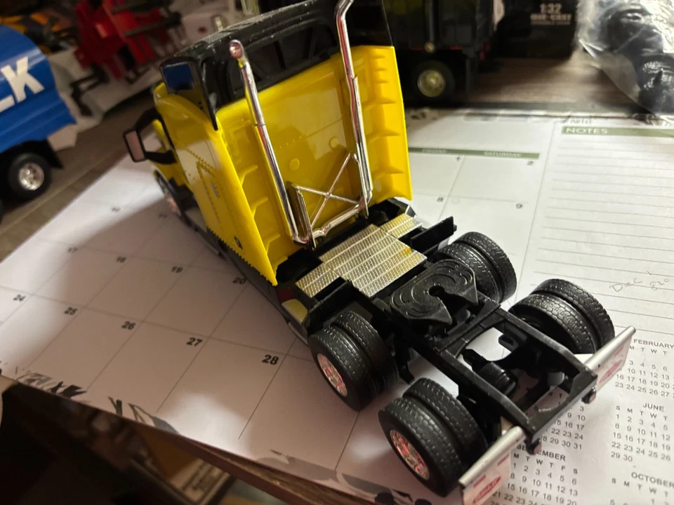 1/32 ERTL PETERBILT 579 DAY CAB SEMI TRACTOR,  NO PACKAGING # B 533 - Image 4 of 4