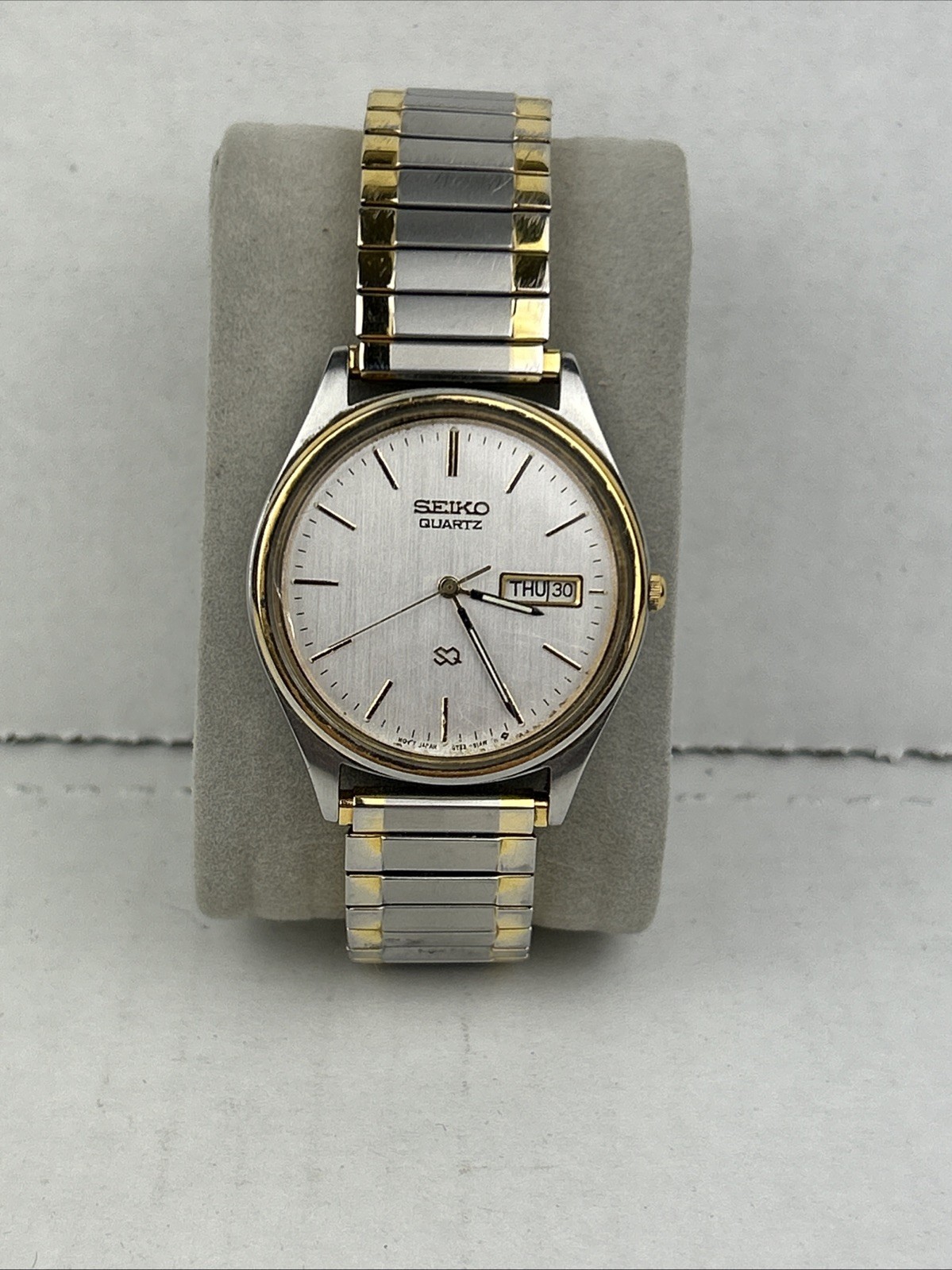 Seiko 35mm Dial Tone Men Gray Watch Two Daydate 5Y23-8049 5Y23-814W Round - VintageWatches.PK Seiko 35mm Dial Tone Men Gray Watch Two Daydate 5Y23-8049 5Y23-814W Round - vintagewatches.pk