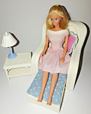 Mattel, BARBIE,  Barbie plus Liegesessel, Tischchen und Lampe