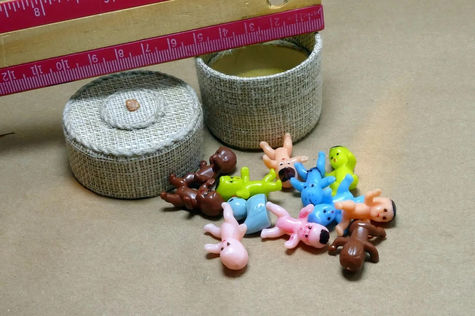 Lote de 11 figuras miniatura miniatura color pastel mezclado bebés plástico 1" King Cake Foto 4 de 4