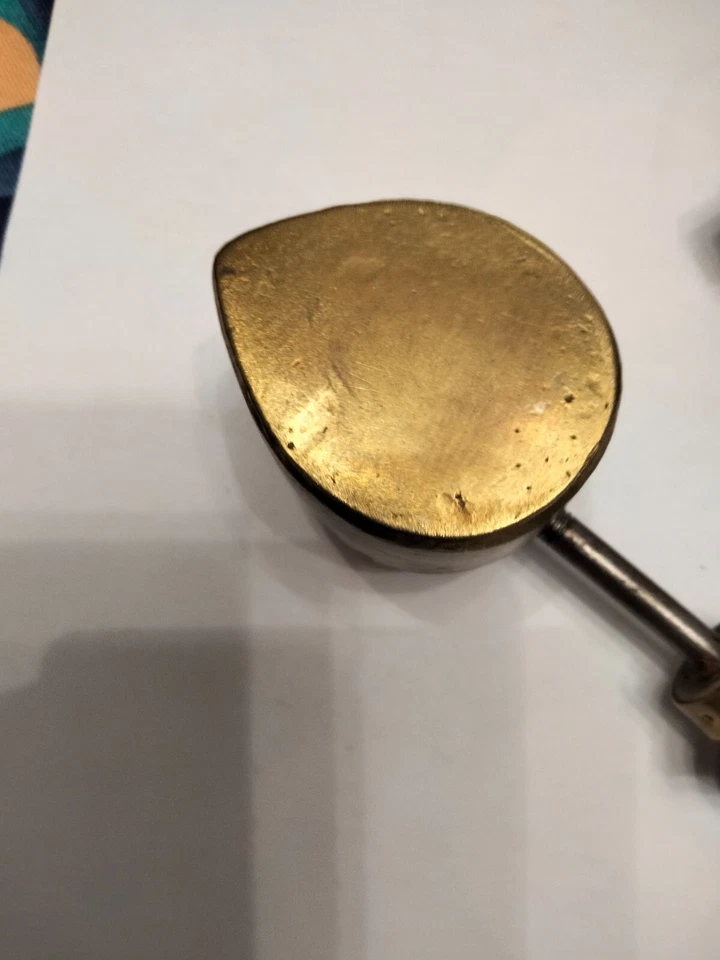 ancien fer a gaufrer les tissus et son emporte pièce datant des années 1870 - Photo 3/4