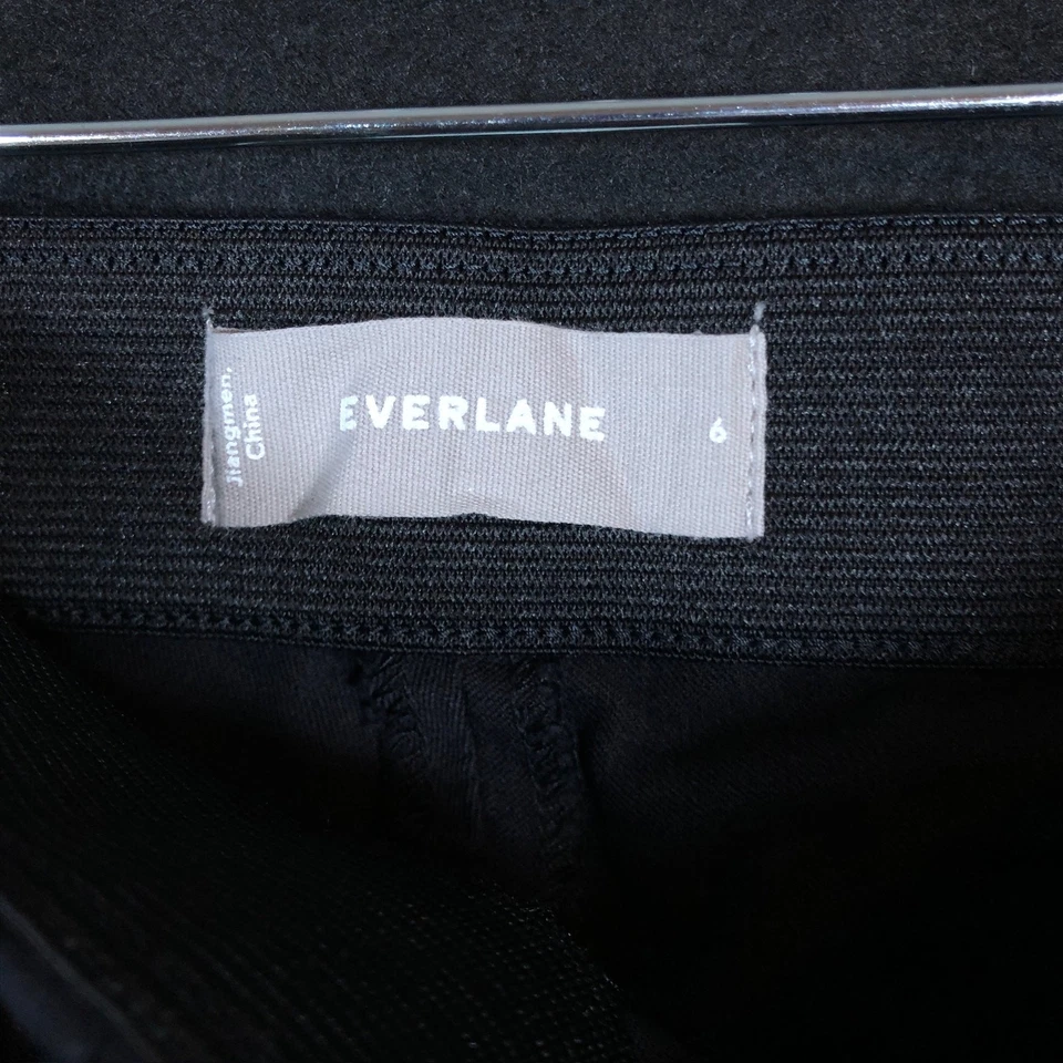 Pantalones para mujer Everlane negros recortados capris tiro medio cremallera lateral dobladillos crudos elásticos 6 Foto 4 de 4