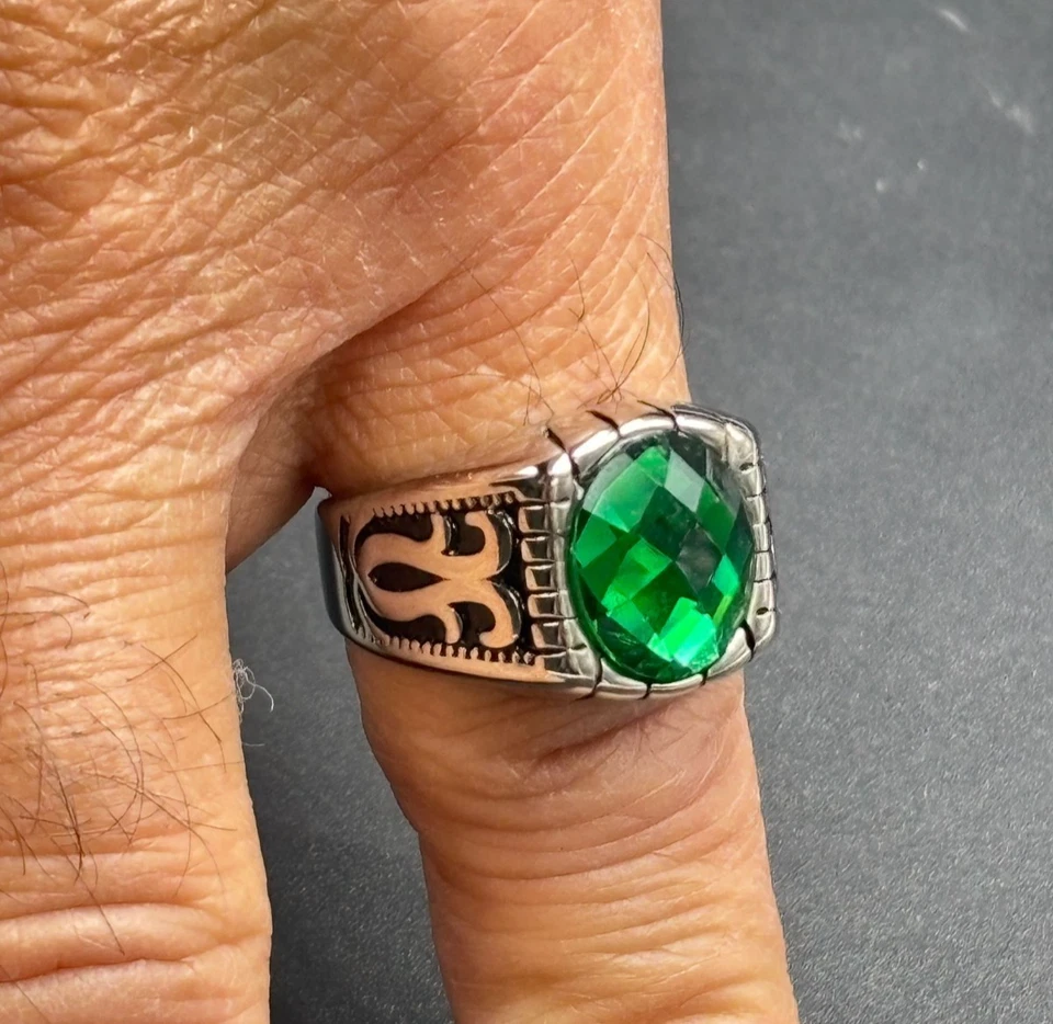 Anello Uomo in Acciaio Inox con Zircone Verde e incisioni misura 9 da mignolo - Immagine 4 di 4