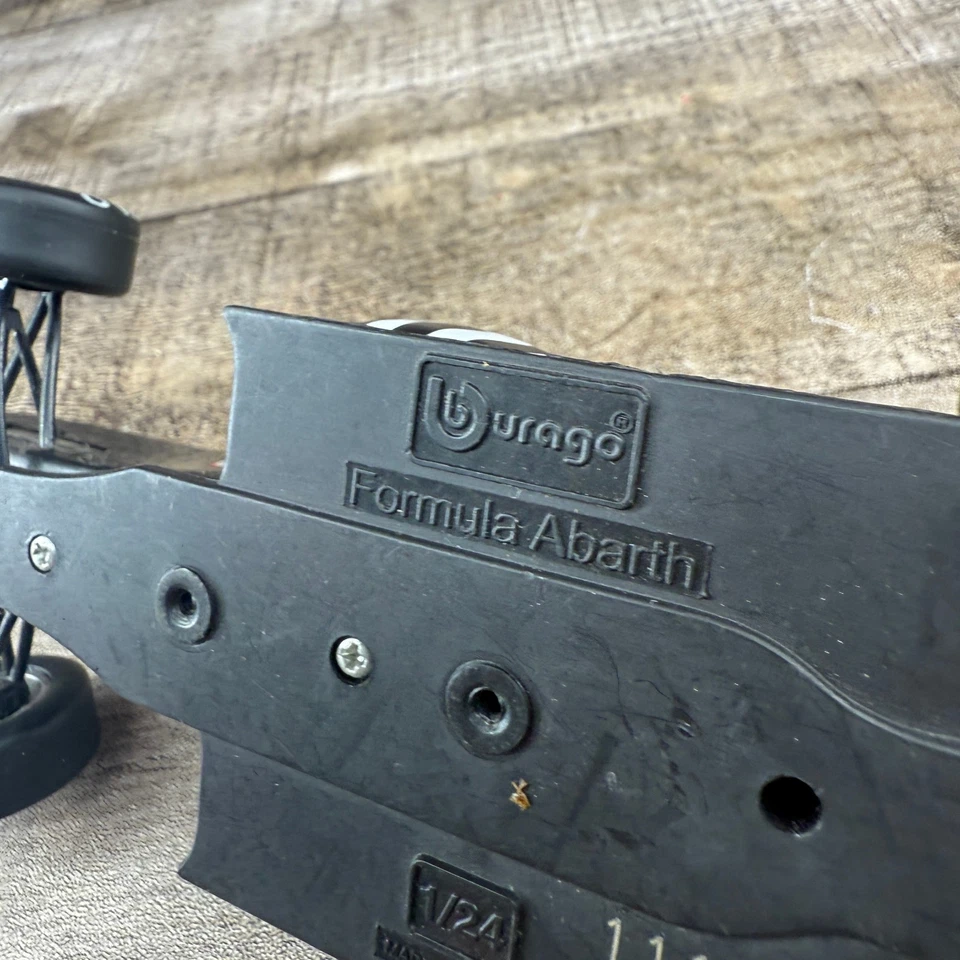 老式 Burago Formula Abarth 玩具车 1/24 比例 — 第 4/4 张图片