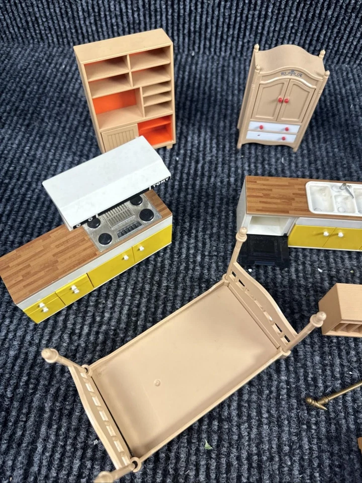 ¡Lote y accesorios de muebles para casa de muñecas casas más pequeñas vintage TOMY AÑOS 80! Foto 3 de 4