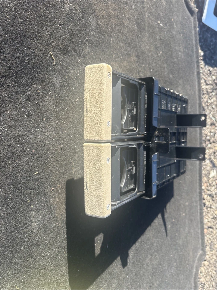 Console central Nissan Quest 2011-2017 porta-copo deslizante fabricante de equipamento original 68430-1JB0A - Imagem 3 de 4