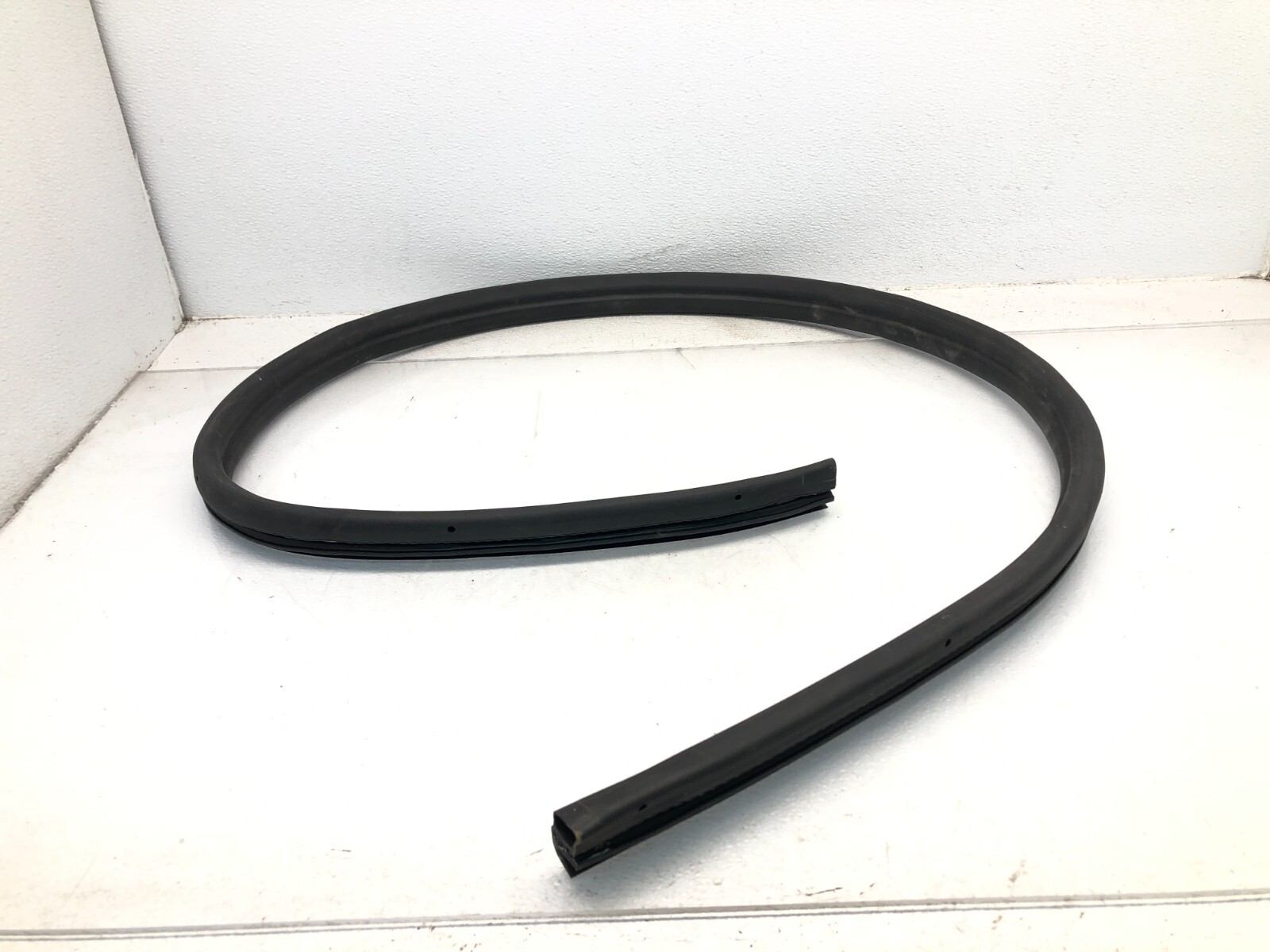 2008-2019 MASERATI GRANTURISMO S M145 RIGHT PASS FRONT DOOR WEATHERSTRIP SEAL OE