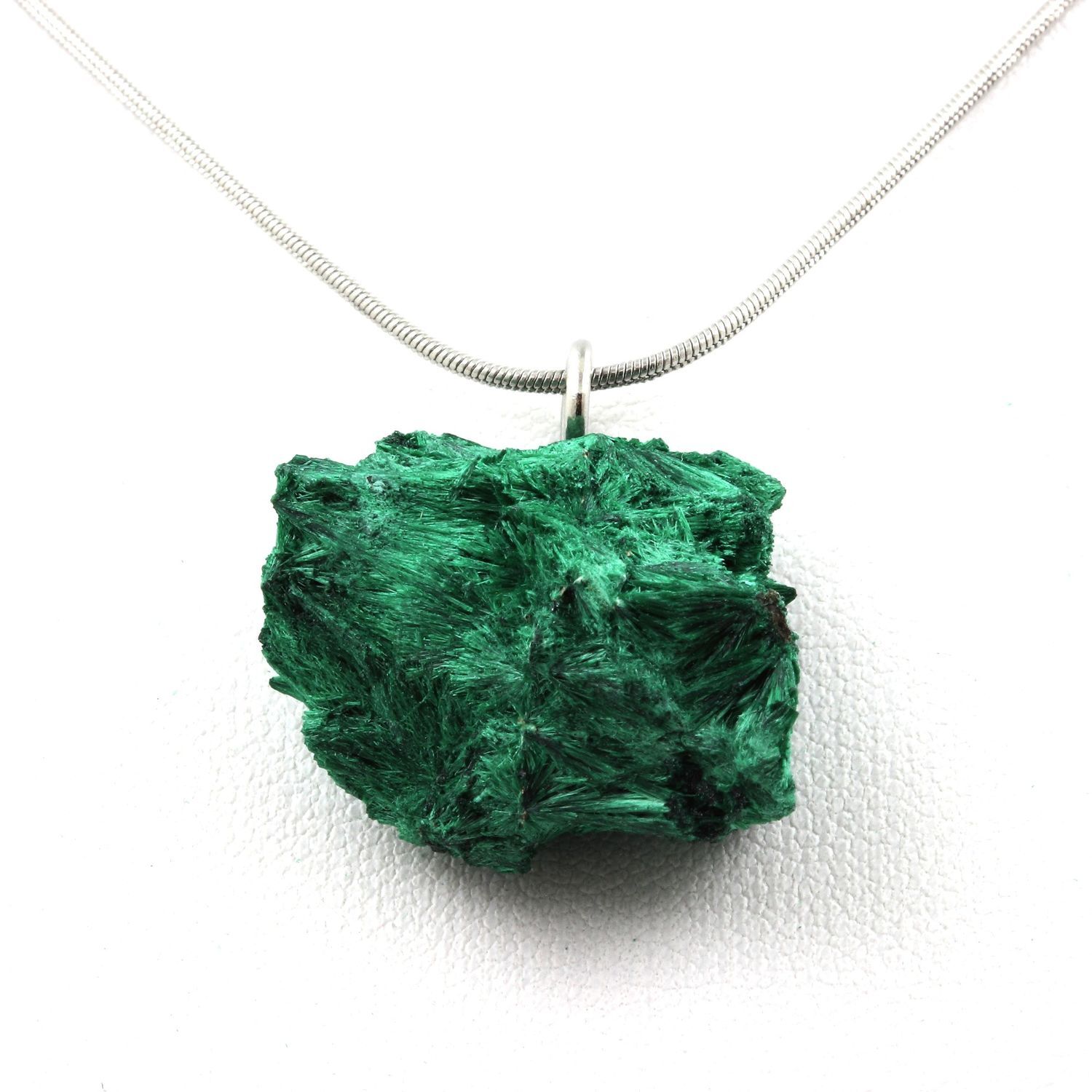 Collier malachite brut de 37.29 ct, un talisman vert au cœur pur