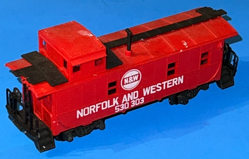 ROCO HO Off-Center Cupola Caboose, Norfolk & Western, #530303 - Image 2 of 3