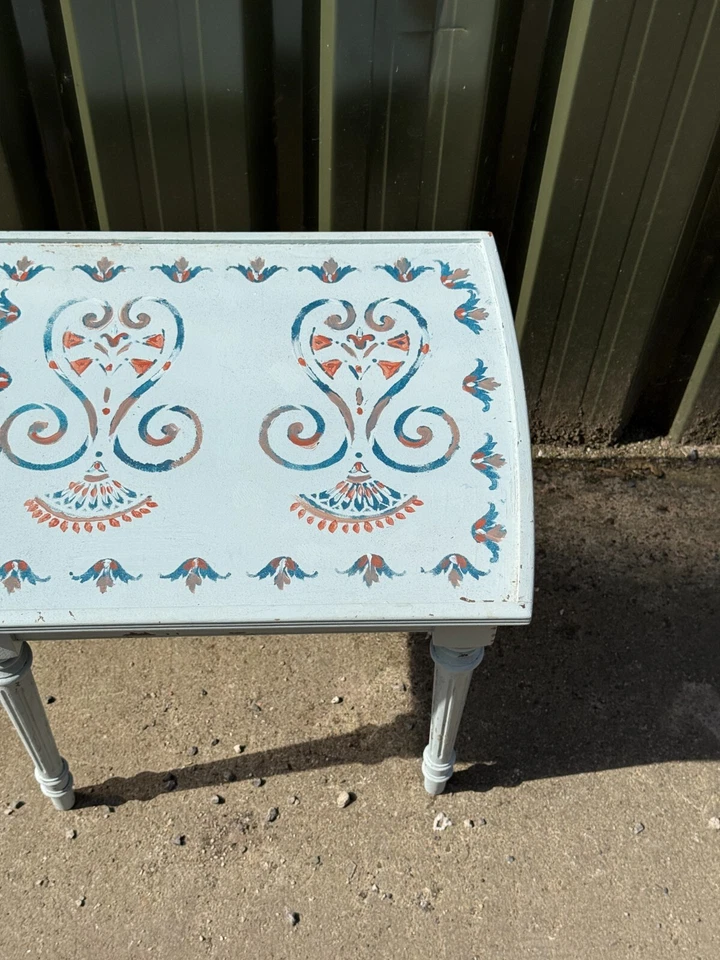 MESA LATERAL DECORATIVA PINTADA VINTAGE COM DESIGN FLORAL ARTE POPULAR - Imagem 3 de 4