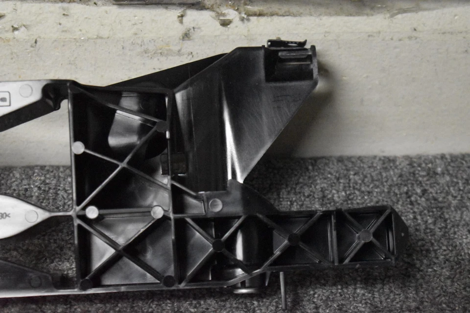 AUDI A4 PREMIUM 2012-2015 SOPORTE DE MONTAJE DERECHO FABRICANTE DE EQUIPOS ORIGINALES Foto 3 de 4