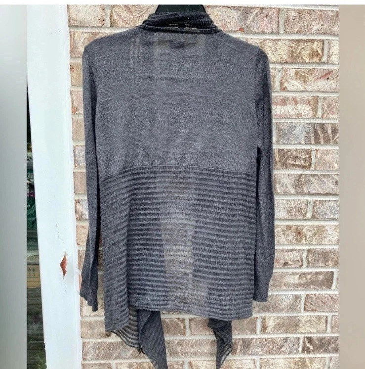 Chaqueta plumero mujer gris tejida Max Studio ligera manga larga talla mediana Foto 4 de 4