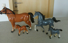 4 Pferde Spielfiguren aus Hartplastik ( 2 x Stute, 2 x Fohlen )