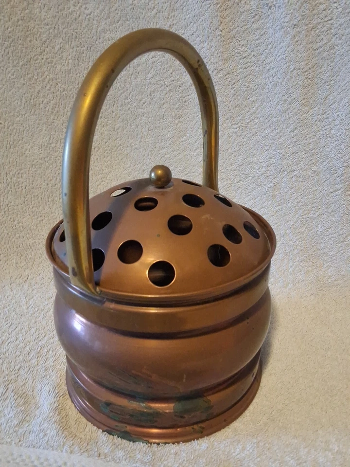 JOLI ANCIEN SEAU PIQUE FLEURS EN CUIVRE ET LAITON Ht 23 cm Ø 14 cm Poids 0kg377 - Photo 4/4