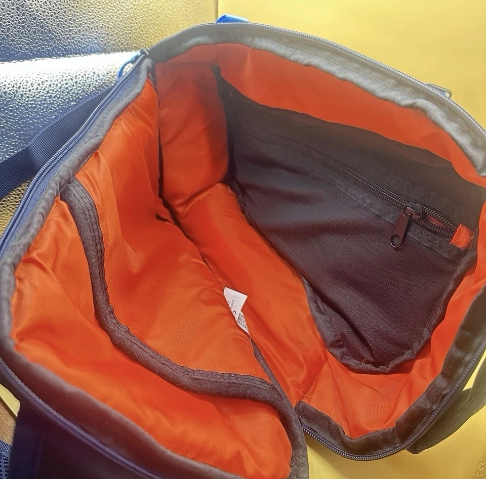 Mini mochila exclusiva D23 Gold Member Foto 3 de 4