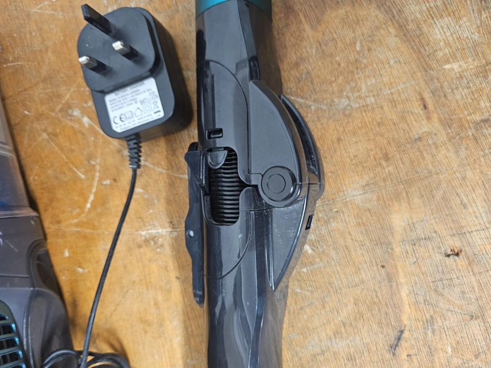 Shark IZ201UKT T6 Cordless Vacuum Cleaner Anti Wrap Blue with Pole & Motorhead - Image 4 of 4