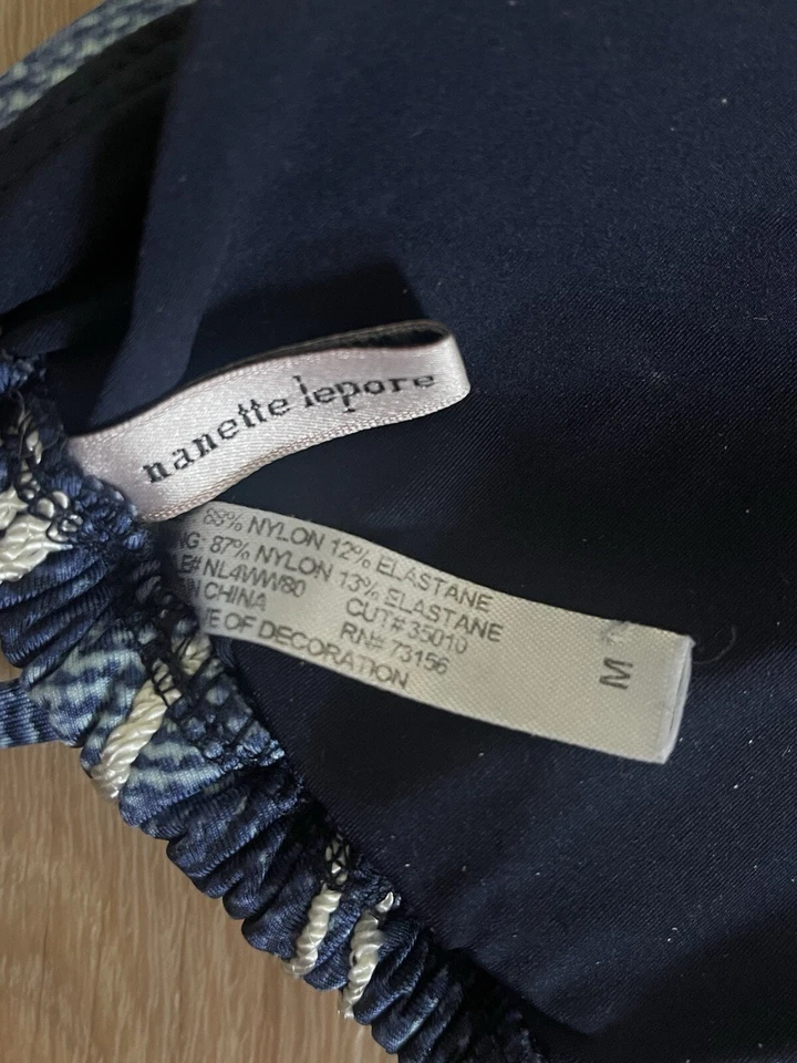 Top de Bikini Nanette Lepore Deja Azul Vixen Talla Mediana Giratorio Usado en Excelente Condición Bordado Foto 3 de 4