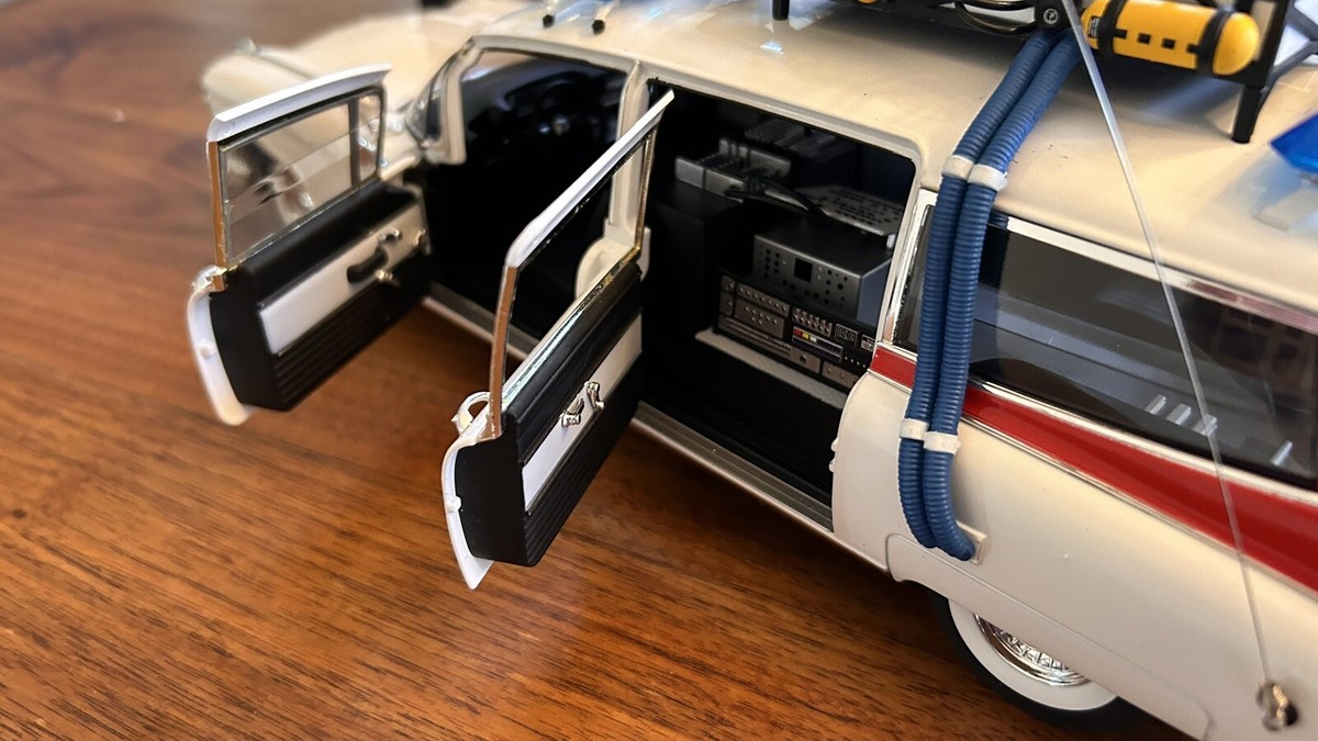 ゴーストバスターズECTO-1　マテル　ホットホィール　エリート　1/18 中古 2011 NEW Hot Wheels ELITE GHOSTBUSTERS ECTO-1 1:18 Scale