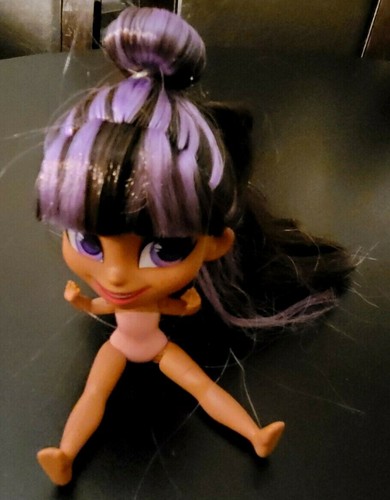 Just Play HAIRDORABLES SKYLAR 5" Nude Vinyl Doll w/Black-Purple Hair; Poseable - Picture 6 of 12