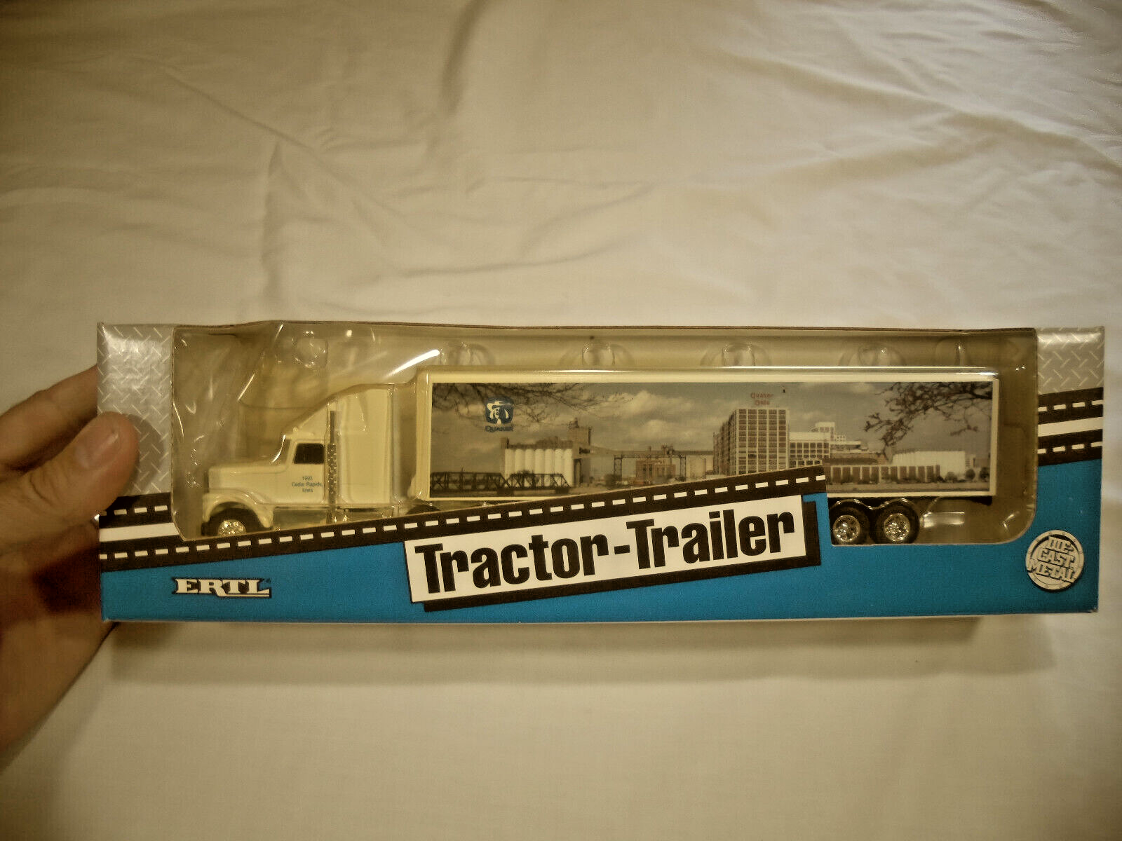 Ertl 1993 Quaker Oats Semi/Trailer Cedar Rapids 1/64 Die Cast  New-image