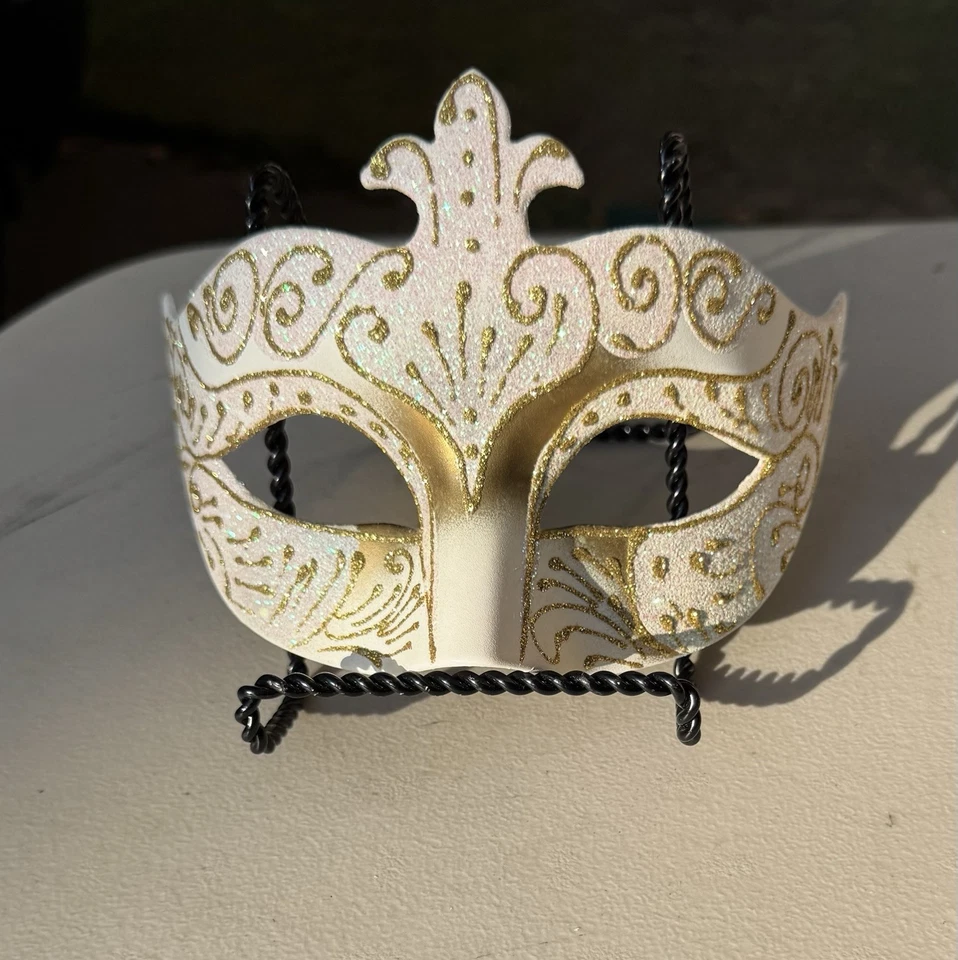 Dos máscaras de mascarada italianas Venezia pintadas a mano de oro blanco hechas en Italia Foto 2 de 4