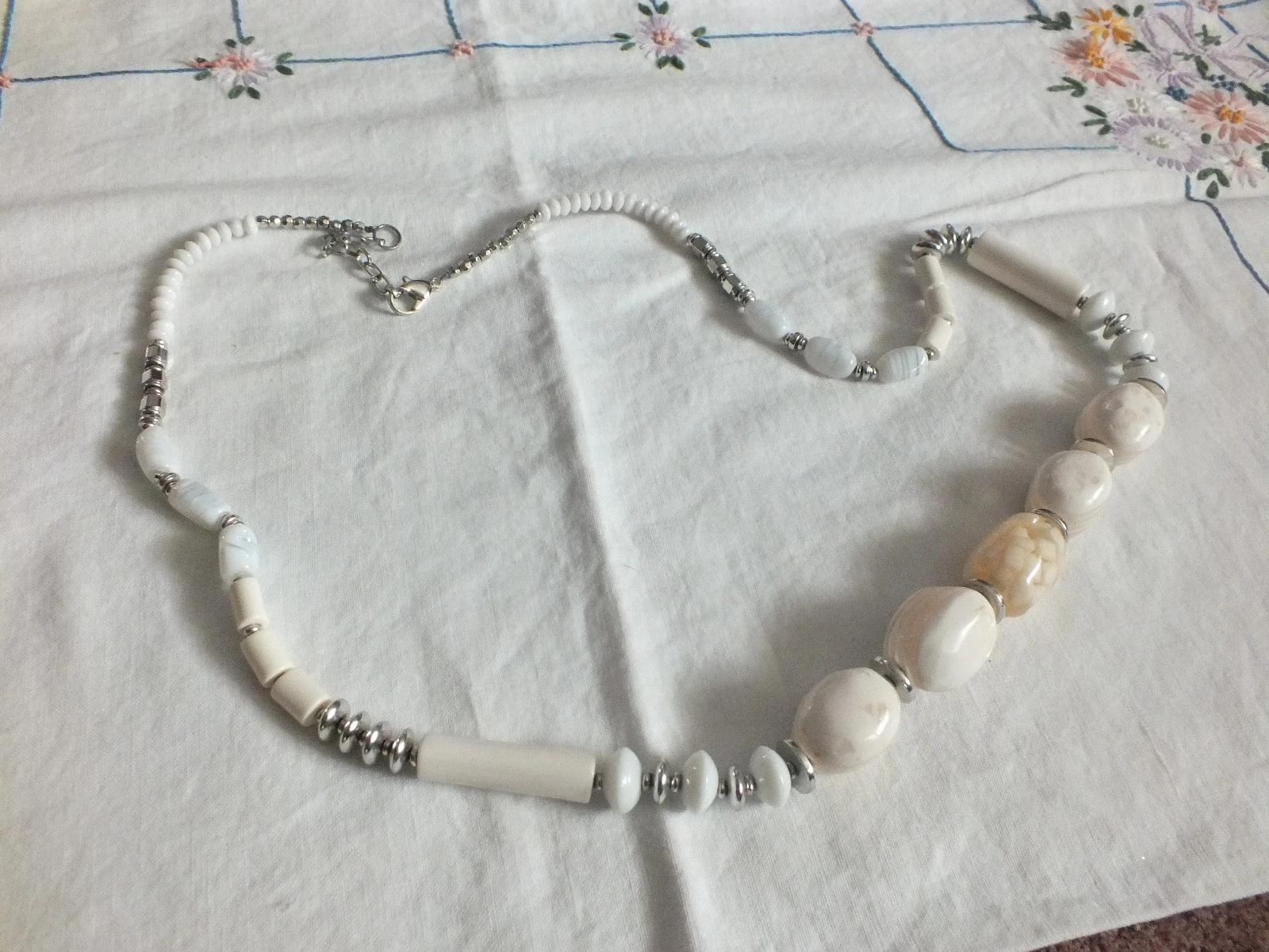 OFF WHITE Bellissima Collana Tono Argento Marmorizzato Bianco Off White Perline 30 32" Lunga 3 4" Wi