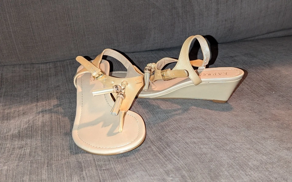 Lauren Ralph Lauren 8 Leann 凉鞋 象牙色 Patnt 皮革 连衣裙 丁字裤 流苏 坡跟 — 第 2/4 张图片