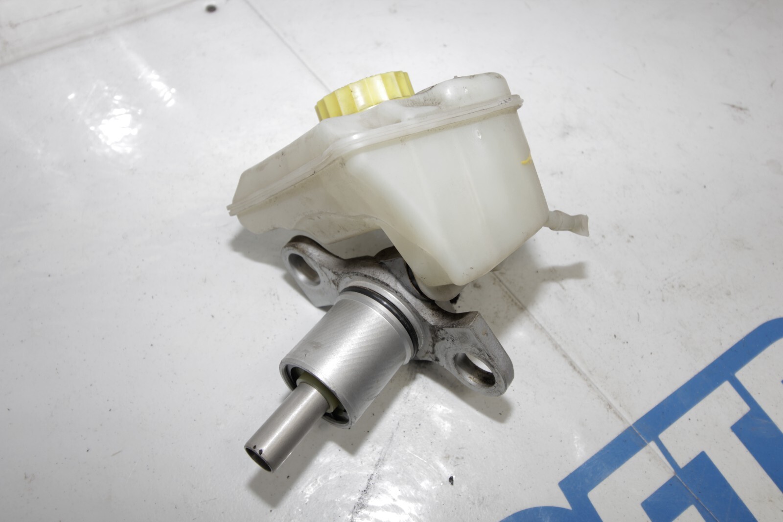 08-13 AUDI R8 4.2L OEM BRAKE MASTER CYLINDER 3D0611301B BROKEN MOUNTING TAB 09