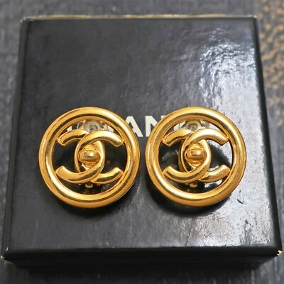 Boucles d'oreilles clips rondes CHANEL plaqué or logos CC verrouillage tourna... - Photo 1/4