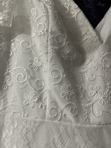 Women’s Beautiful White Laced Wedding Dress Worn Once Size 22 - Picture 4 of 16