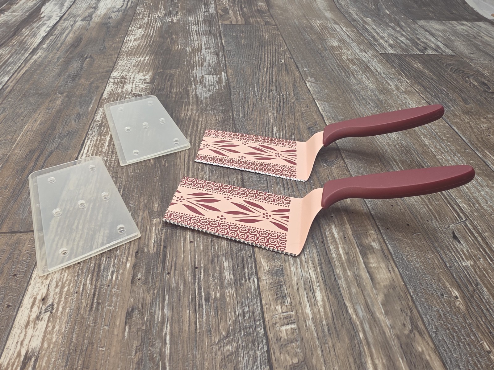 Temptations Spatula Old World Red Serrated Servers w/Cases SET OF 2 Cake Pie VGC