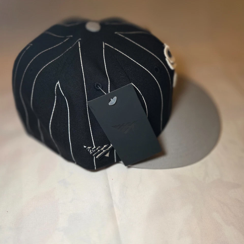 New Era 59FIFTY Chicago White Sox Black/Gray Pinstripe Fitted Hat 7 1/4 - Image 2 of 4