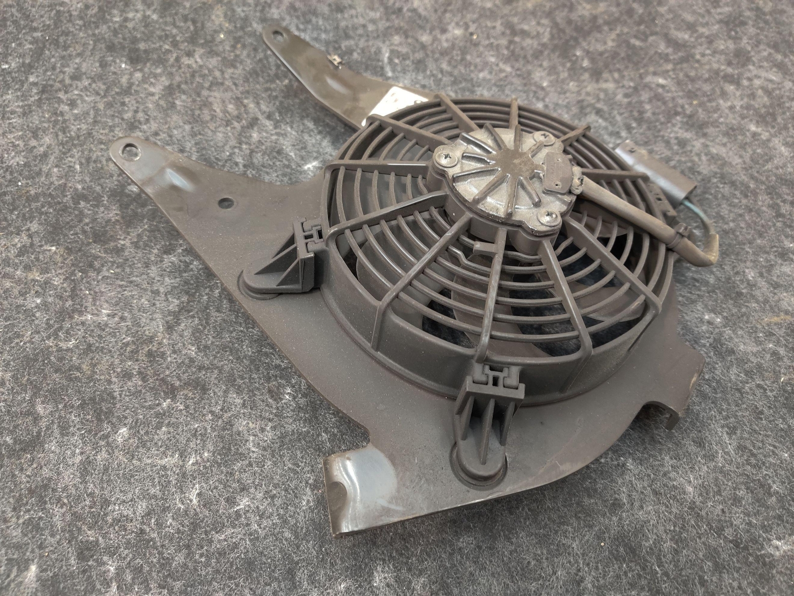 Rear Trunk Electric Cooling Fan Motor Assembly 17427639680 OEM BMW i8 2014-17