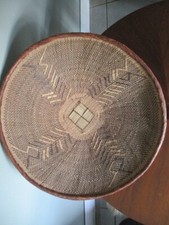 VINTAGE HAND WOVEN AFRICAN BASKET BEAUTFUL DETAILS 16" ROUND