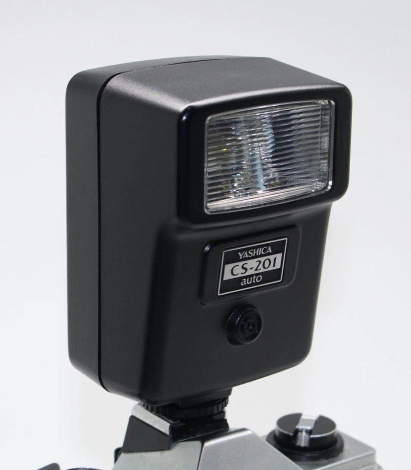 Yashica CS-201 Auto Electronic Flash Unit with batteries - VGC and Tested - Image 2 of 3