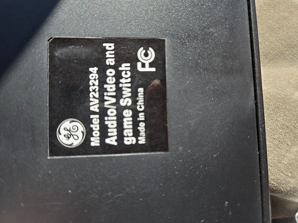 Sistema de conmutador de video/audio/juego GE (interruptor de 4 dispositivos) Modelo: 37630 con 2 cables Foto 4 de 4