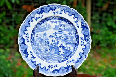 Antiker blau-weißer Teller mit Weidenmuster 23,5 cm gewellter Rand unmarkiert China