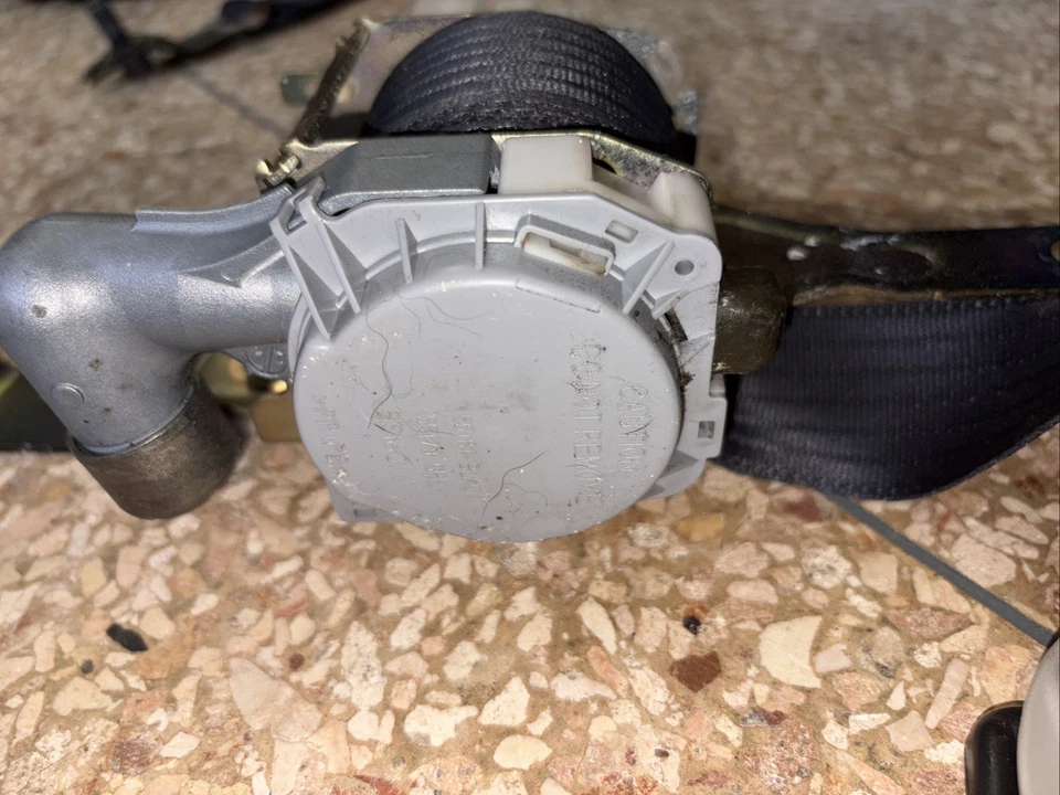 Cinturón de seguridad Subaru Outback Legacy 2005 pasajero derecho delantero negro Foto 3 de 4