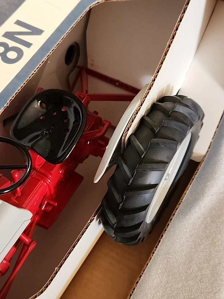 New ERTL Scale Models 1/8 Ford 8N New Holland with Shipping Box JLE406DS  - Image 4 of 4