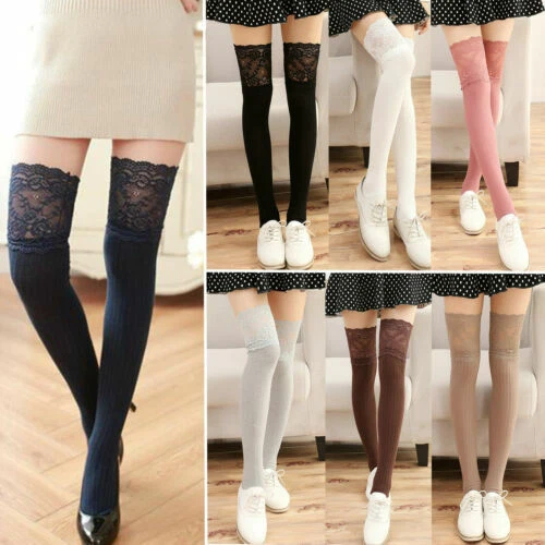 Weiße Strümpfe im Overknees-Stil