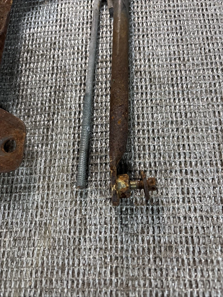 lincoln town car battery tray assembly 1997  - Image 2 of 4