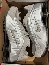 MENS NIKE SHOX R4 HQ1988 200 SIZE 13  the box has no lid  