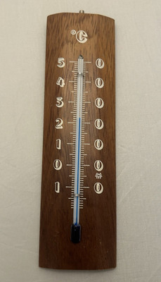 formschönes Zimmerthermometer aus Holz, Höhe ca. 17 cm mit Öse zum Aufhängen
