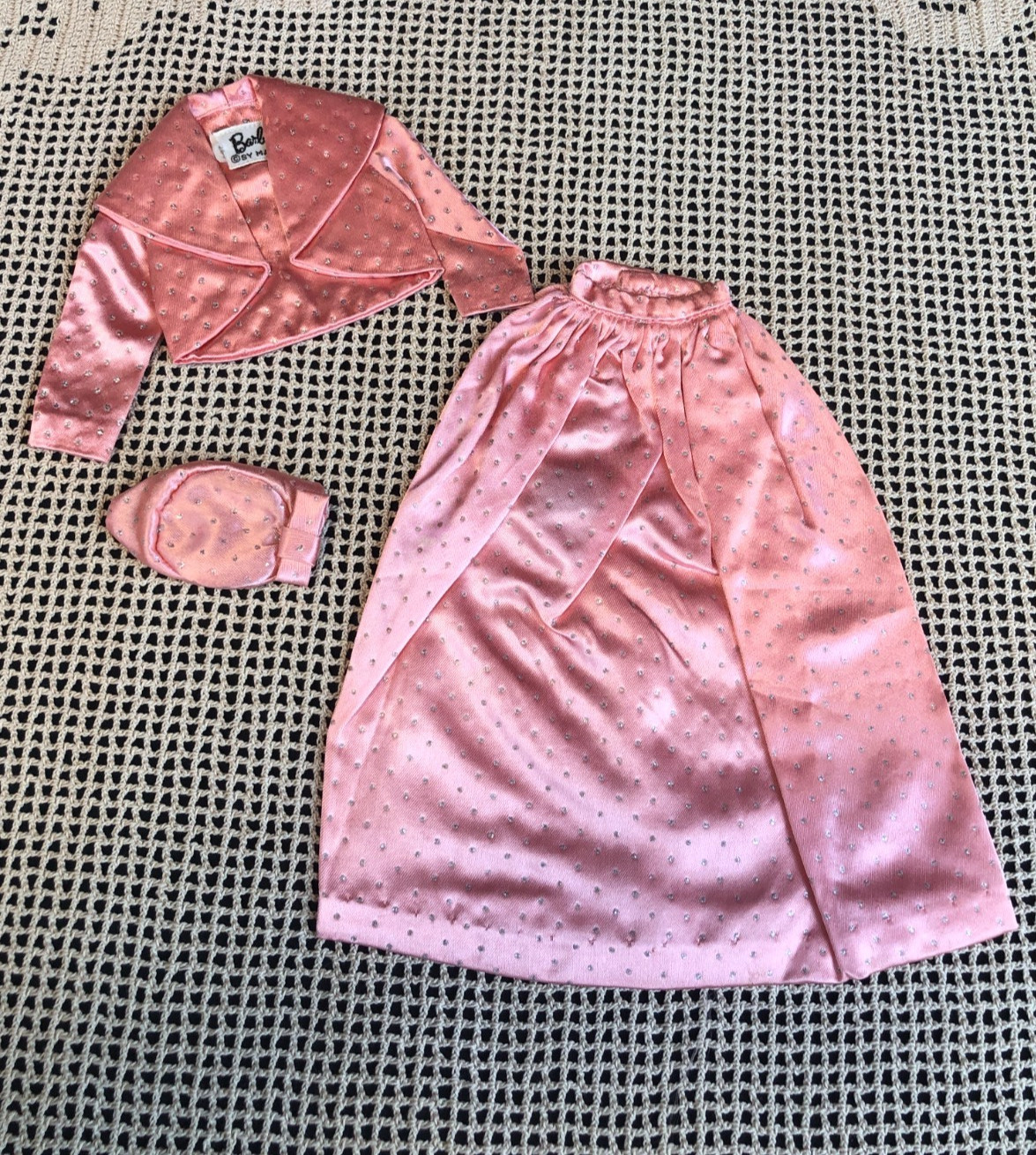 Chaqueta bolero vintage 1963 Barbie rosa satinado brillo separado, sombrero, falda