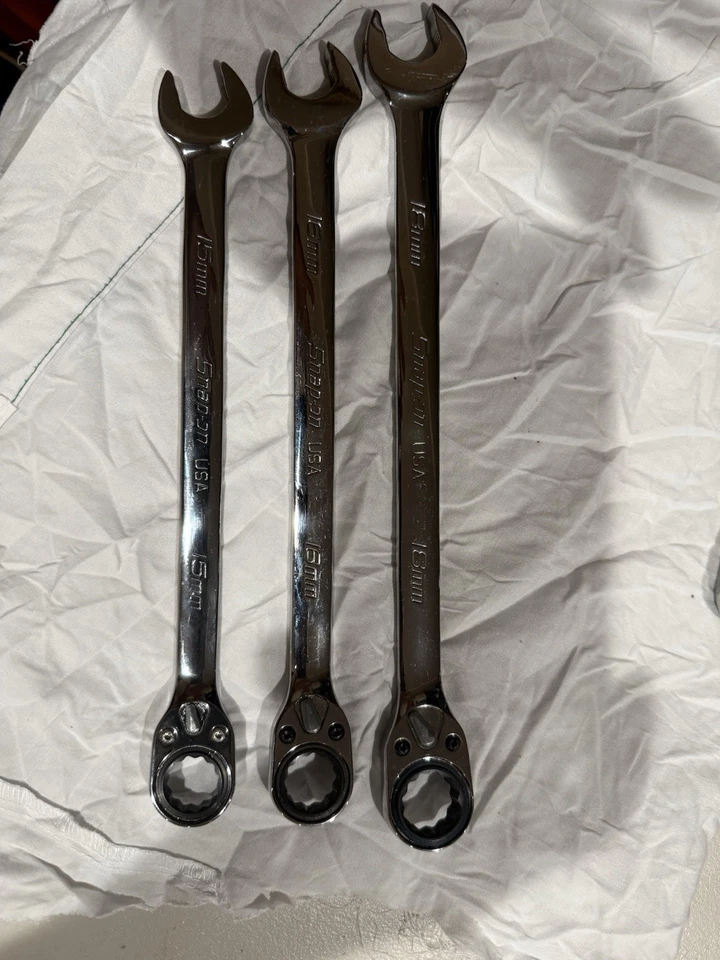 Juego de tres llaves combinadas de trinquete a presión 18,16,15 Foto 2 de 4