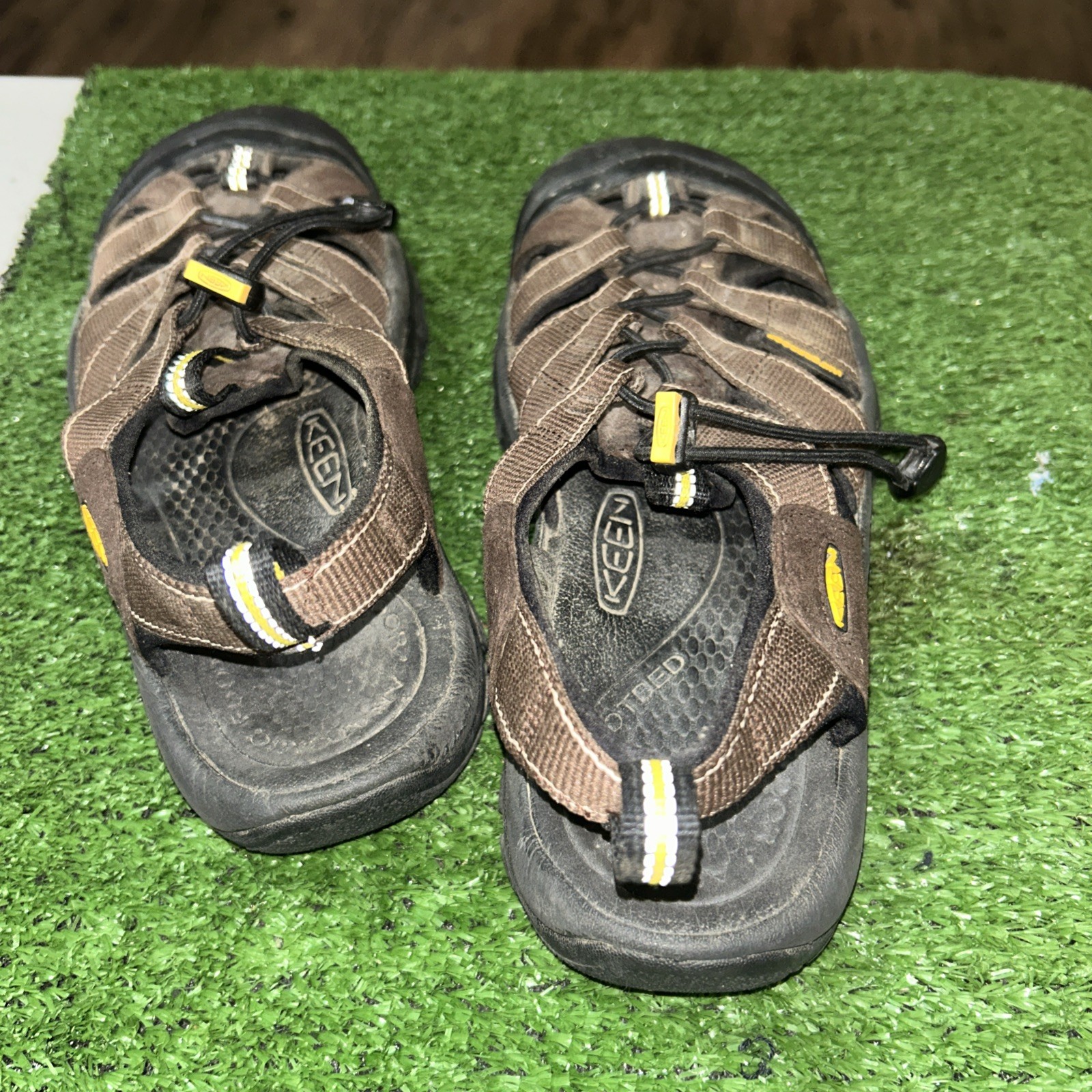 Sandali Keen Newport 1001870 da uomo in pelle marrone scuro per escursionismo in acqua misura 8 5